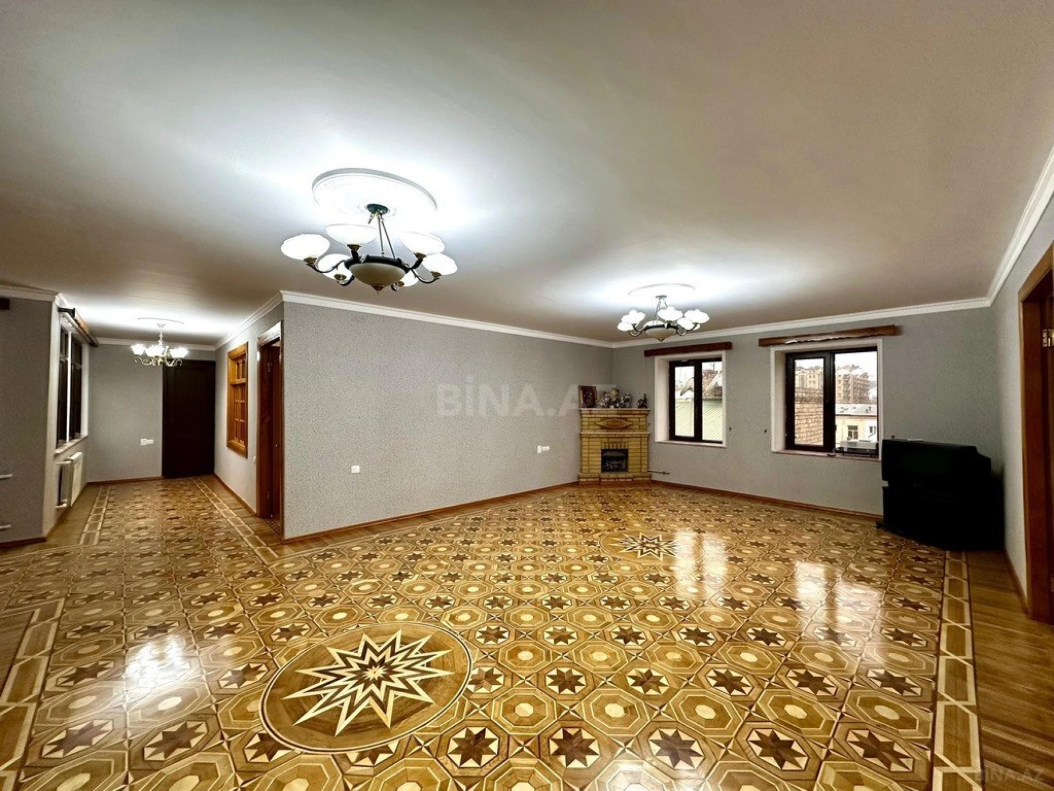Satılır 6 otaqlı mənzil 215 m²