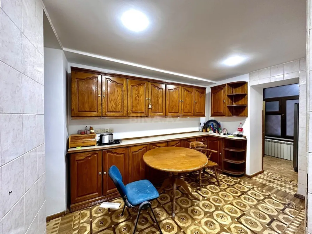 Satılır 6 otaqlı mənzil 215 m²