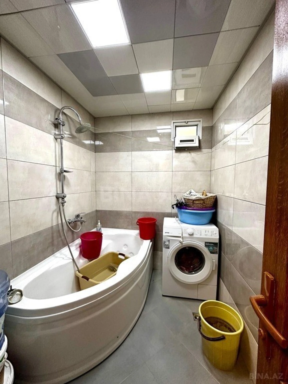 Satılır 6 otaqlı mənzil 215 m²