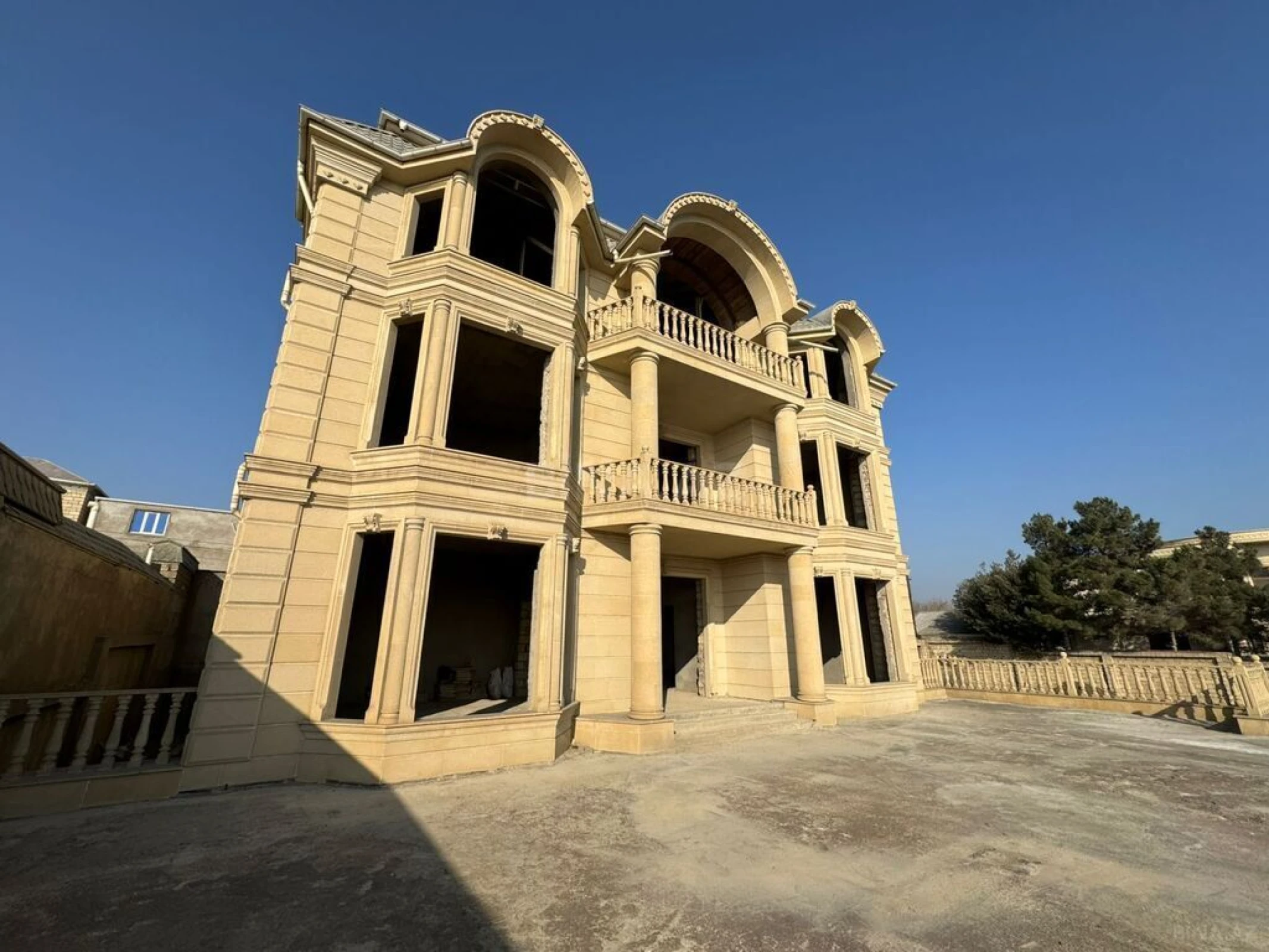 Satılır 7 otaqlı həyət evi 500 m²