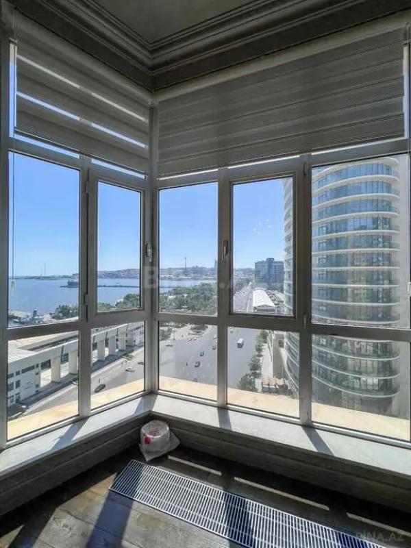 Satılır 4 otaqlı mənzil 244 m²