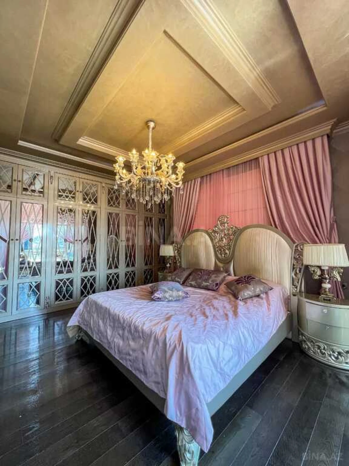 Satılır 4 otaqlı mənzil 244 m²