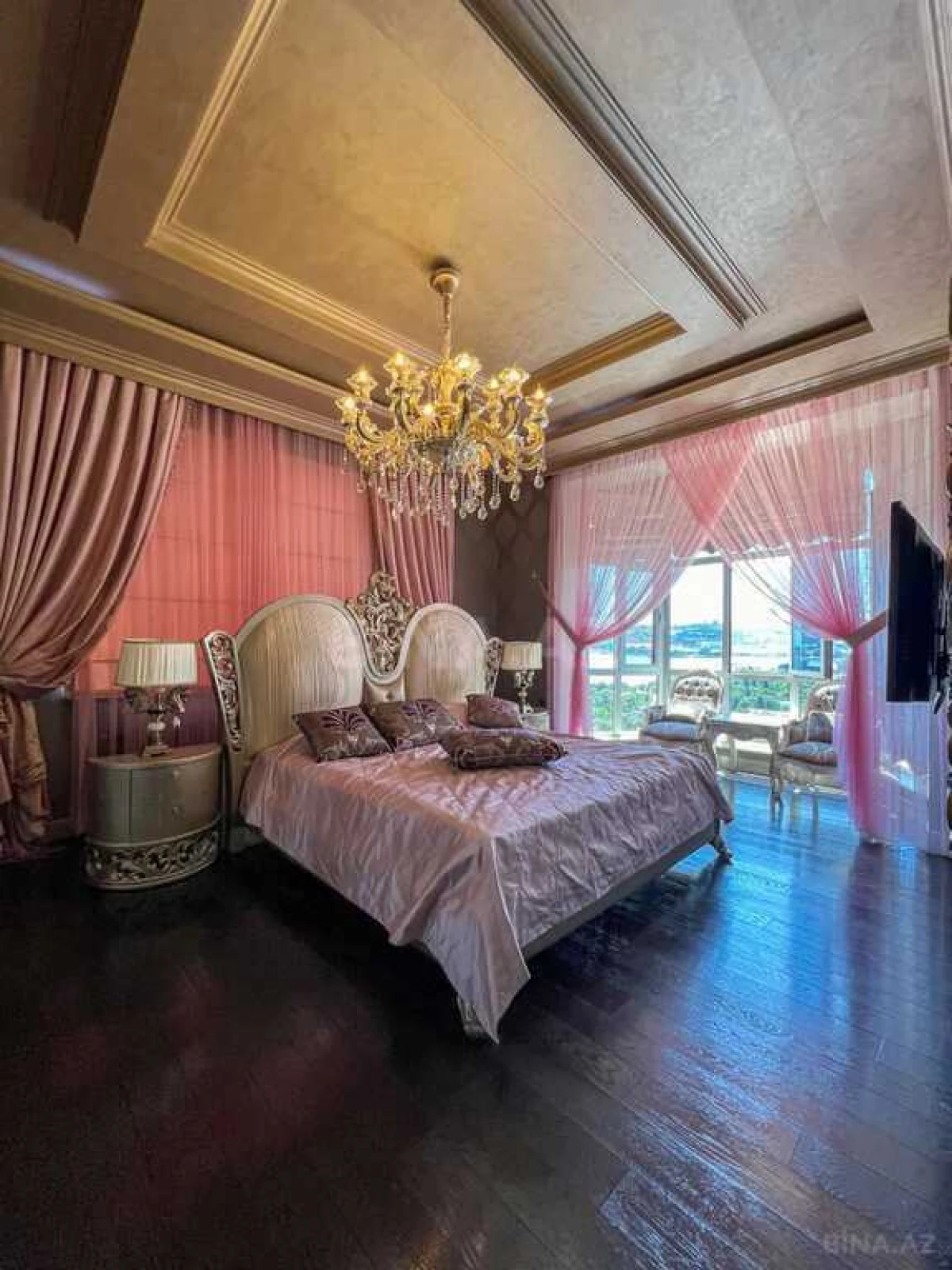 Satılır 4 otaqlı mənzil 244 m²