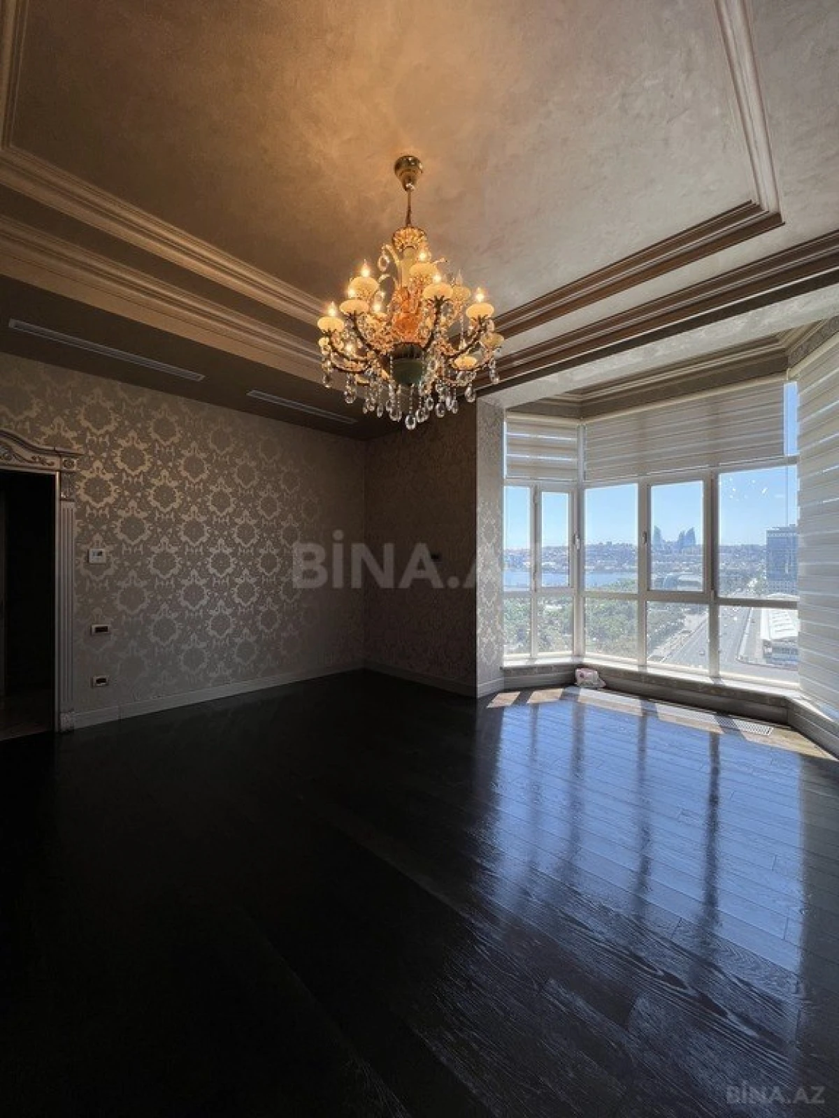Satılır 4 otaqlı mənzil 244 m²