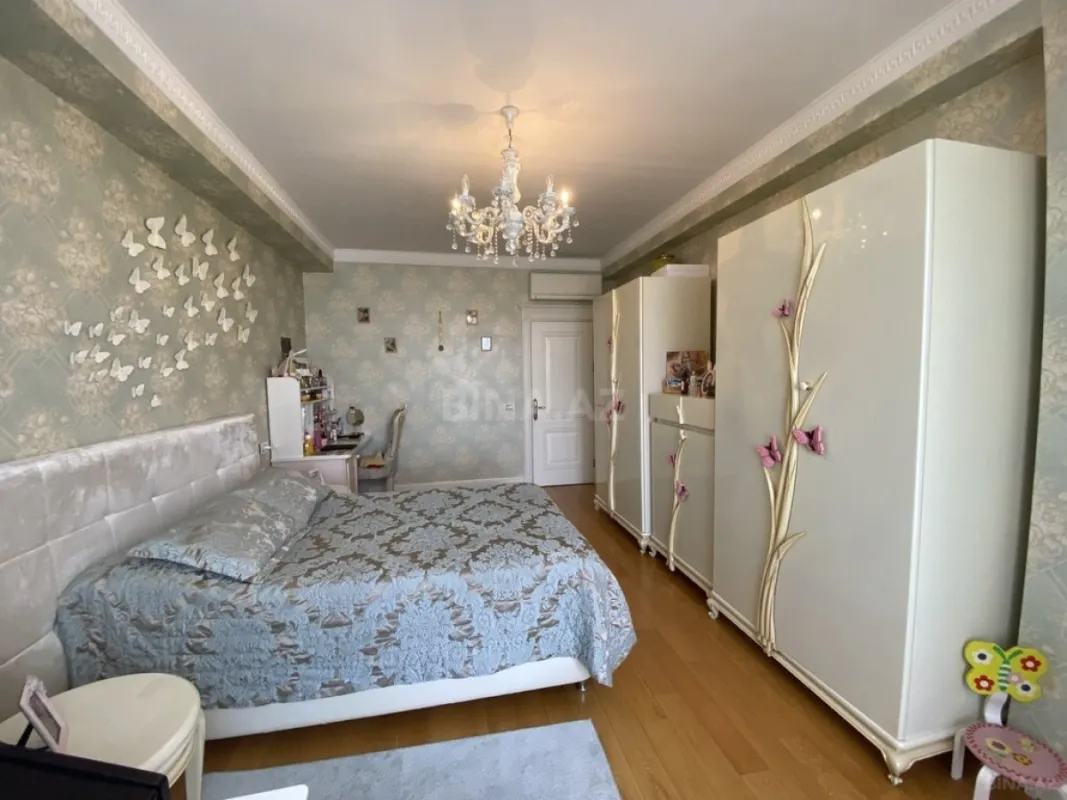 Satılır 4 otaqlı mənzil 215 m²