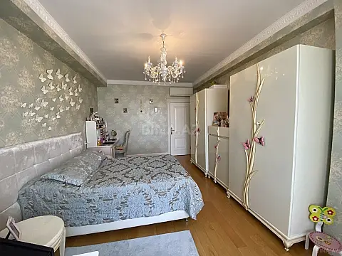 Satılır 4 otaqlı mənzil 215 m²