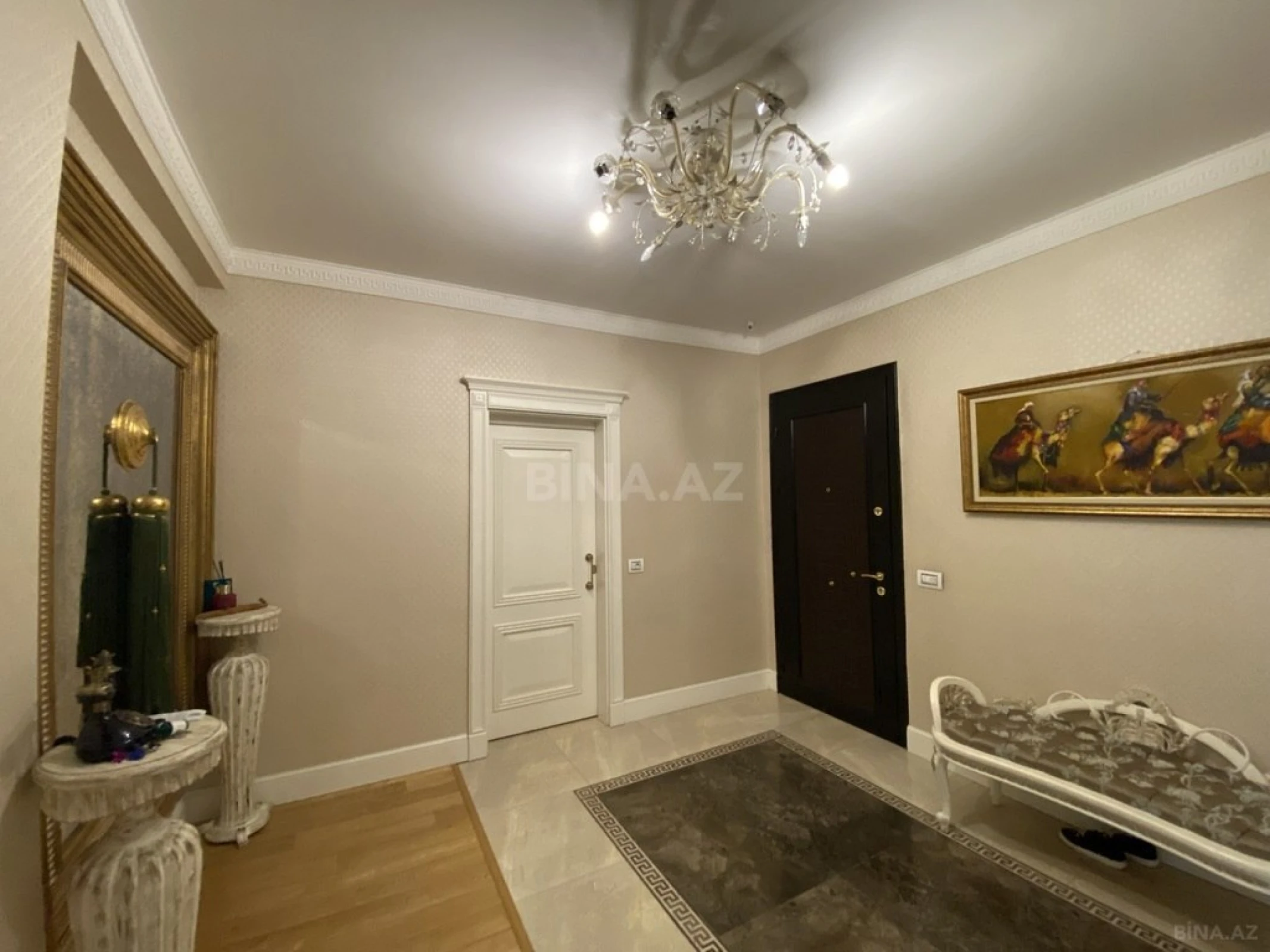 Satılır 4 otaqlı mənzil 215 m²
