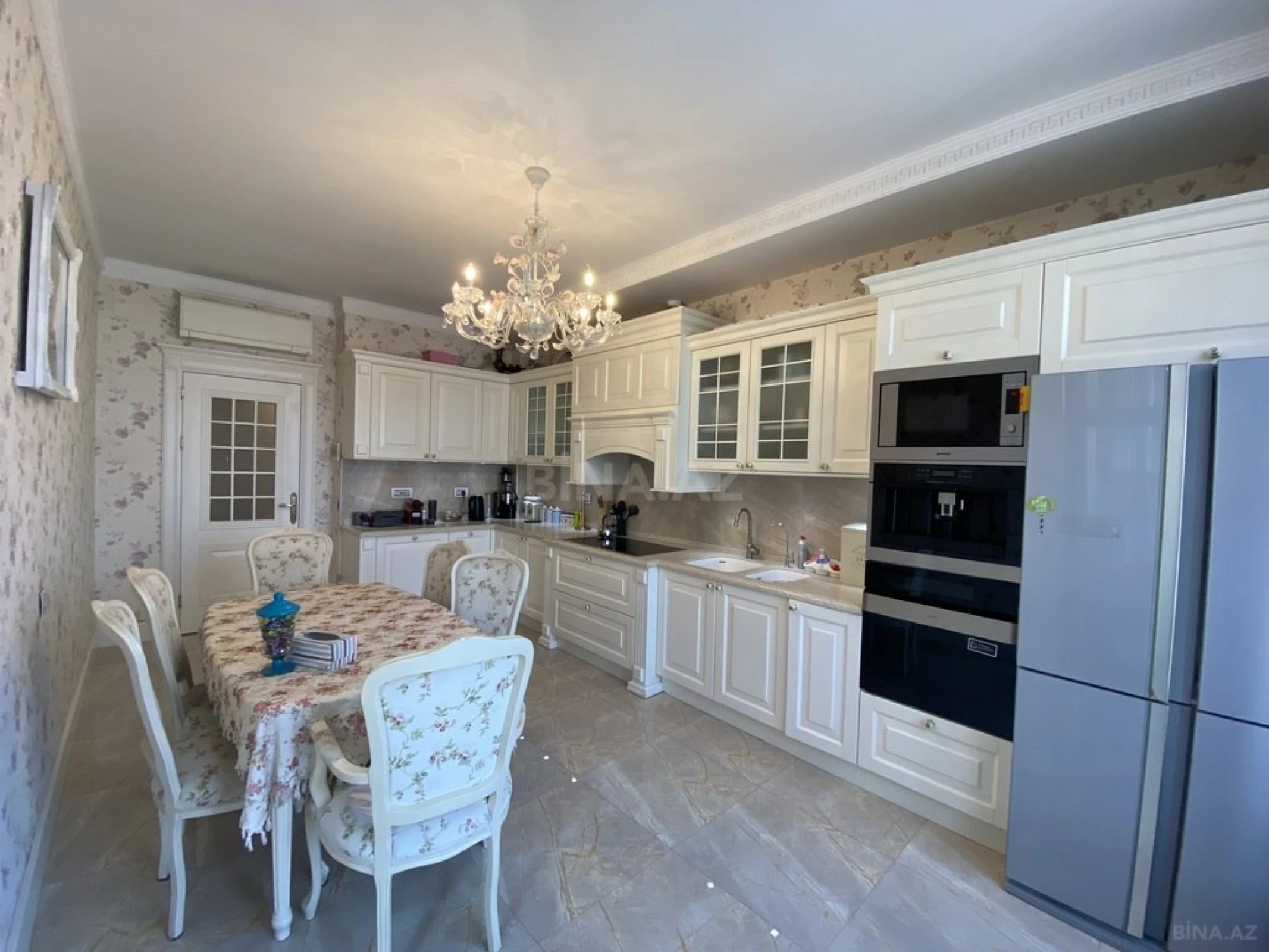 Satılır 4 otaqlı mənzil 215 m²