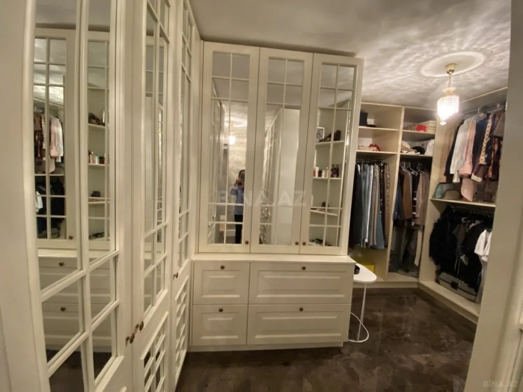 Satılır 4 otaqlı mənzil 215 m²