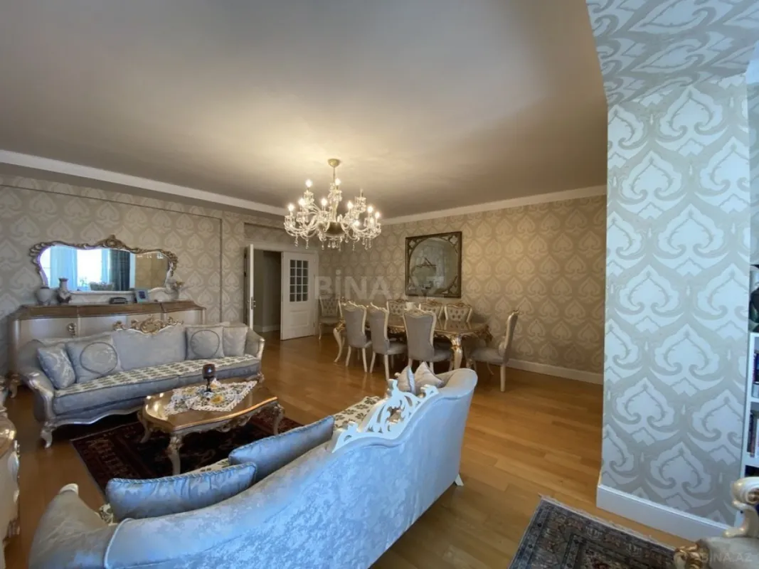 Satılır 4 otaqlı mənzil 215 m²