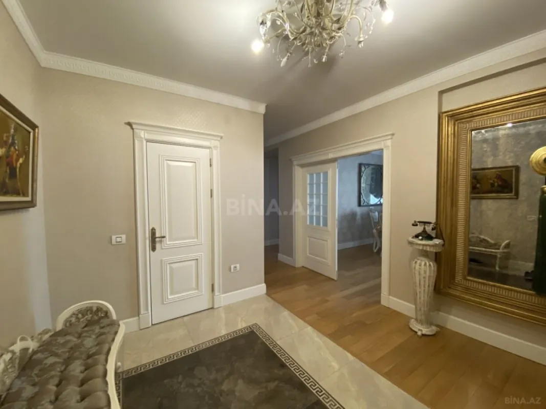 Satılır 4 otaqlı mənzil 215 m²
