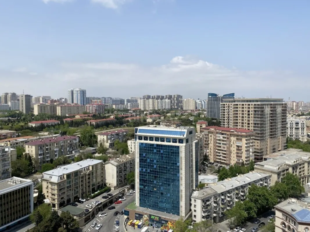 Satılır 4 otaqlı mənzil 215 m²