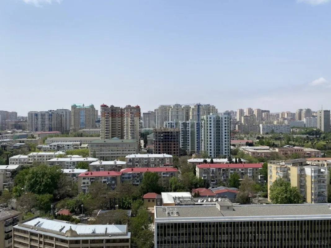 Satılır 4 otaqlı mənzil 215 m²