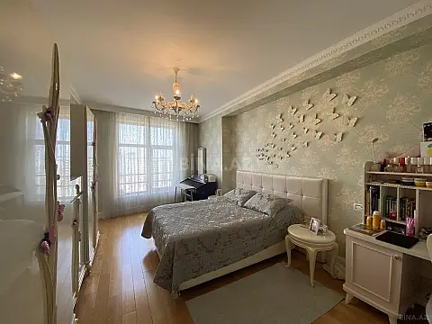 Satılır 4 otaqlı mənzil 215 m²