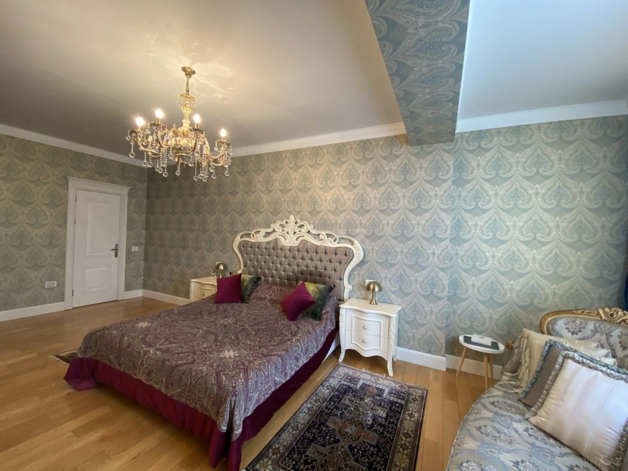 Satılır 4 otaqlı mənzil 215 m²