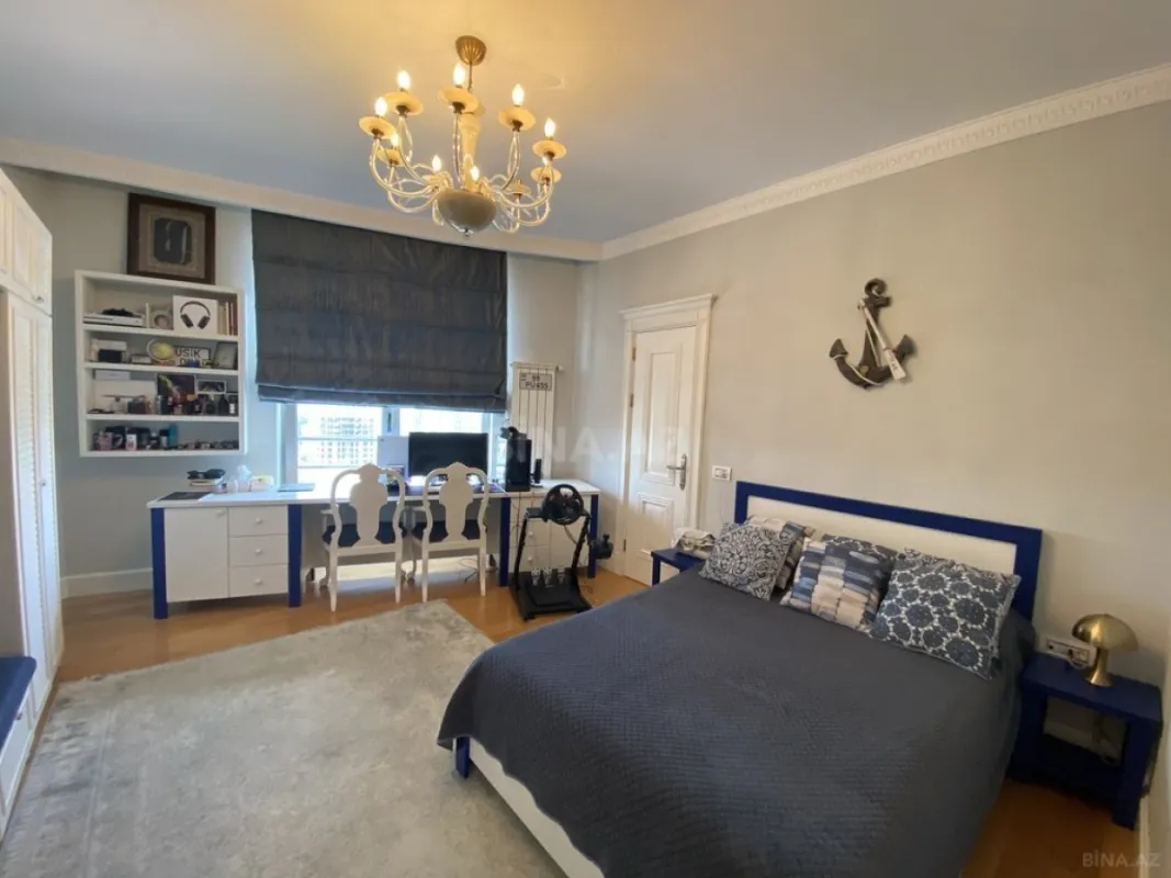 Satılır 4 otaqlı mənzil 215 m²