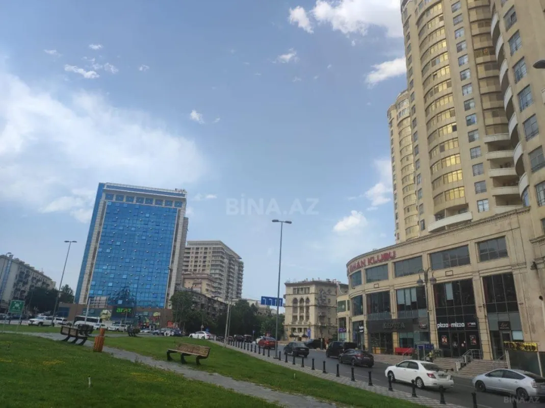 Satılır 4 otaqlı mənzil 215 m²