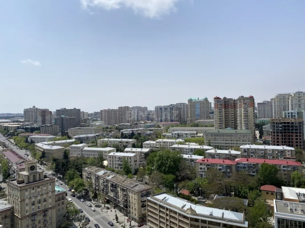 Satılır 4 otaqlı mənzil 215 m²