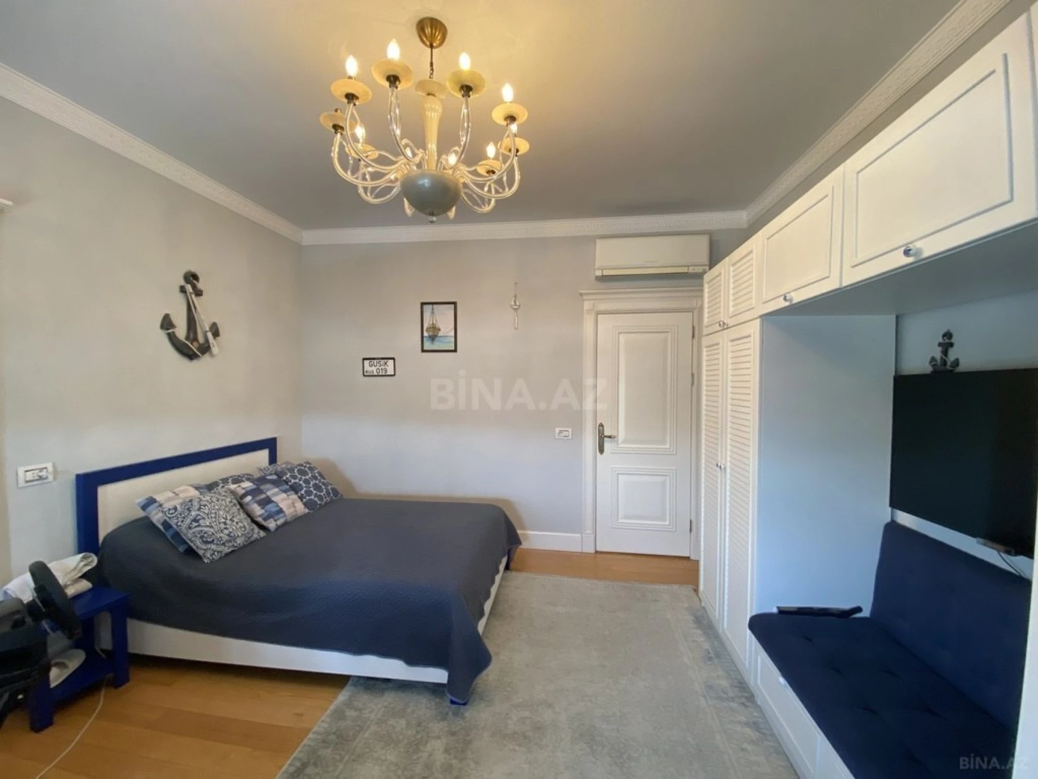 Satılır 4 otaqlı mənzil 215 m²