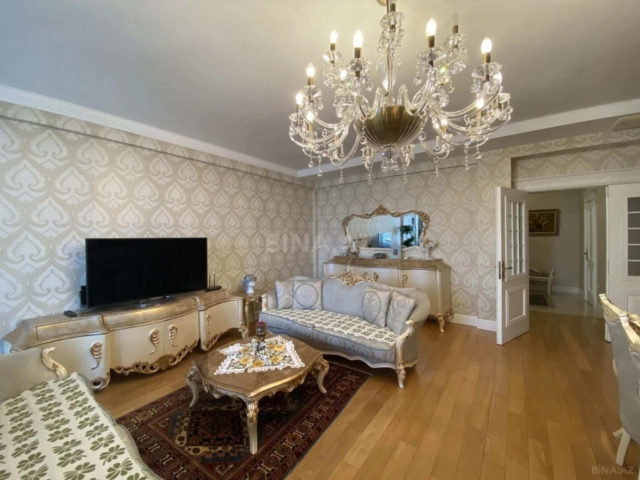 Satılır 4 otaqlı mənzil 215 m²
