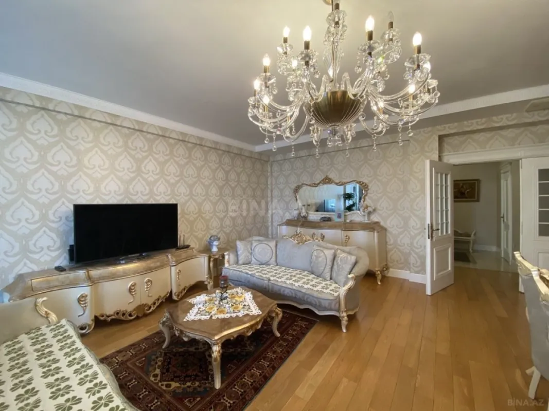 Satılır 4 otaqlı mənzil 215 m²