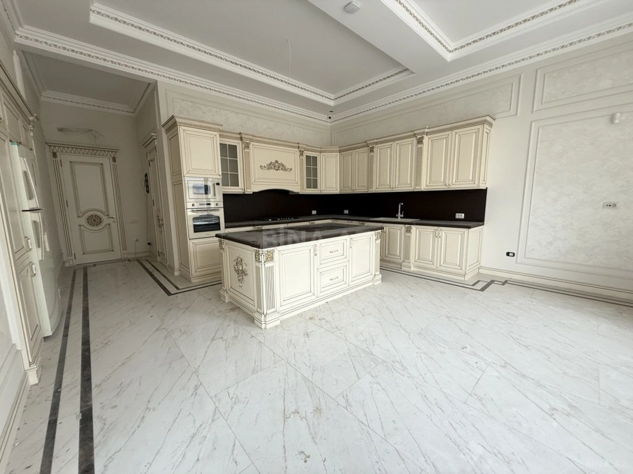 Satılır 7 otaqlı həyət evi 700 m²