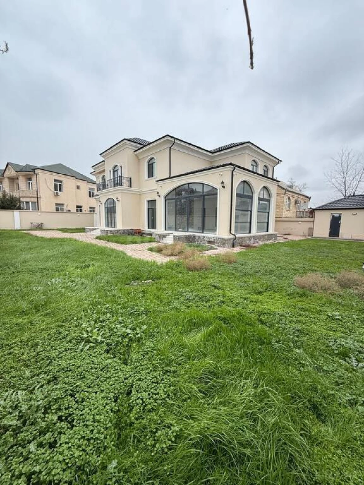 Satılır 7 otaqlı həyət evi 700 m²