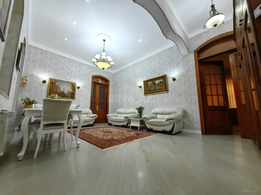 Satılır 4 otaqlı mənzil 185 m²