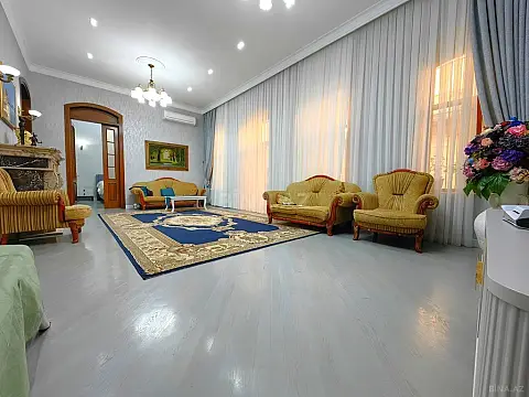 Satılır 4 otaqlı mənzil 185 m²