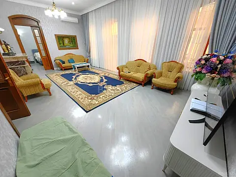 Satılır 4 otaqlı mənzil 185 m²