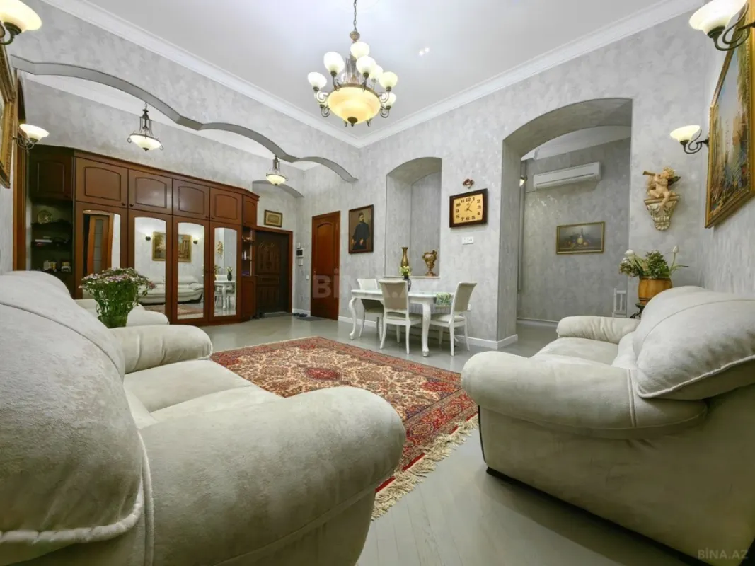 Satılır 4 otaqlı mənzil 185 m²