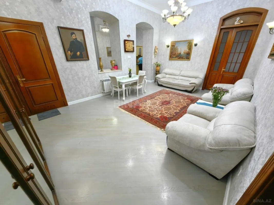 Satılır 4 otaqlı mənzil 185 m²