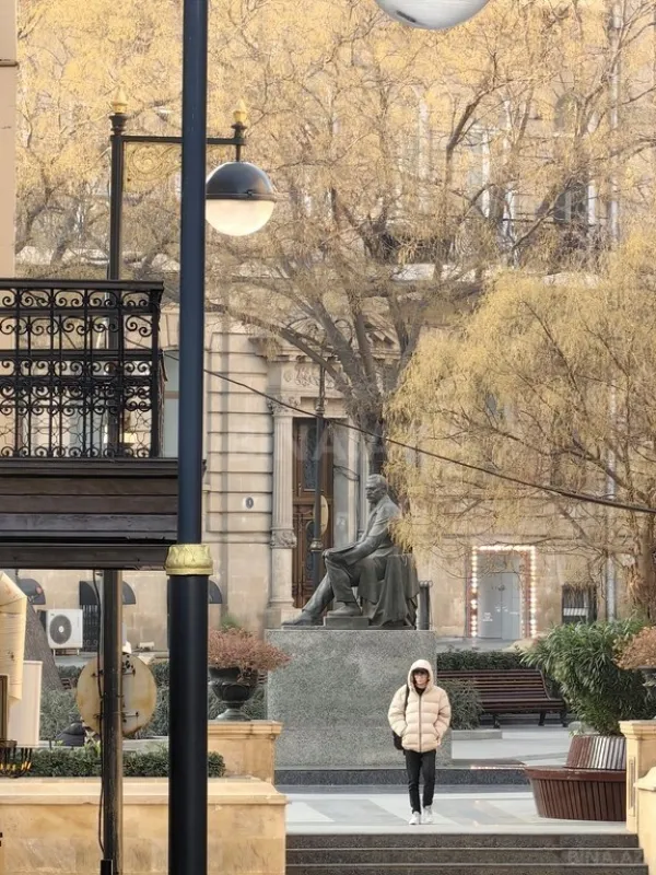 Satılır 4 otaqlı mənzil 185 m²