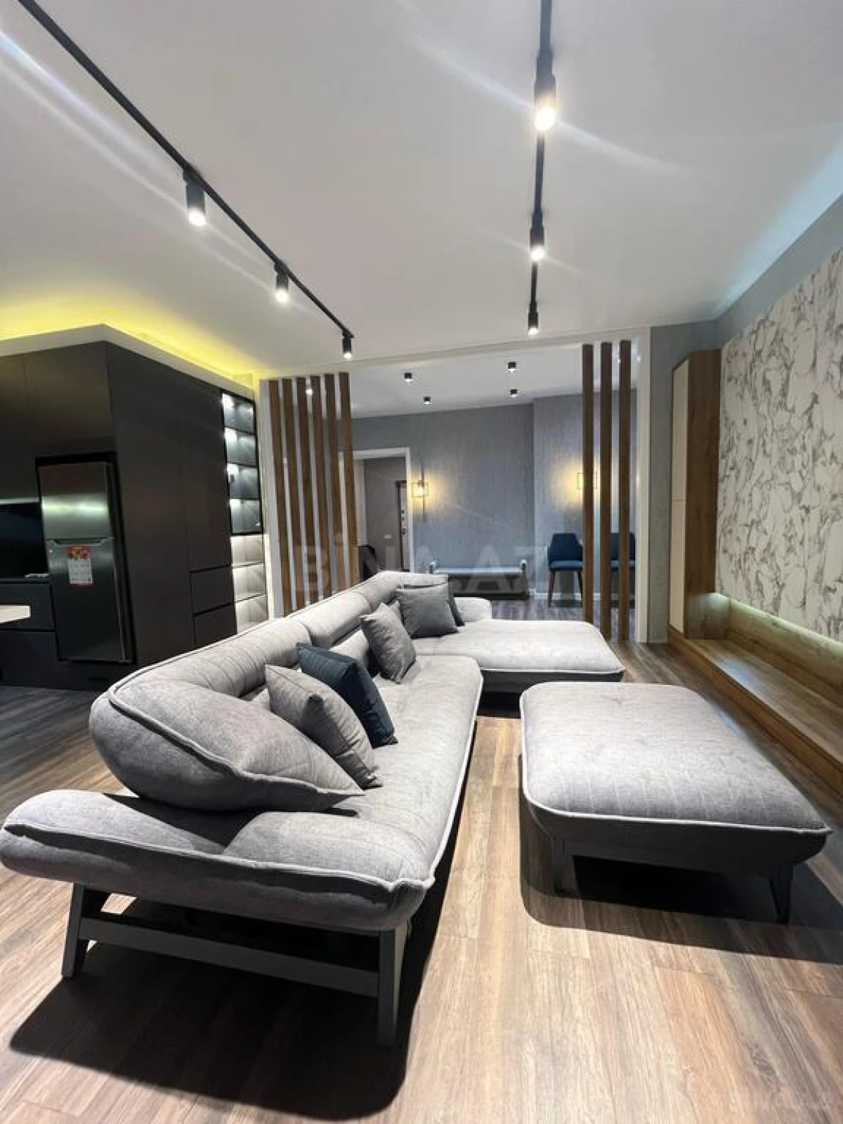 Kirayə verilir 2 otaqlı mənzil 110 m²