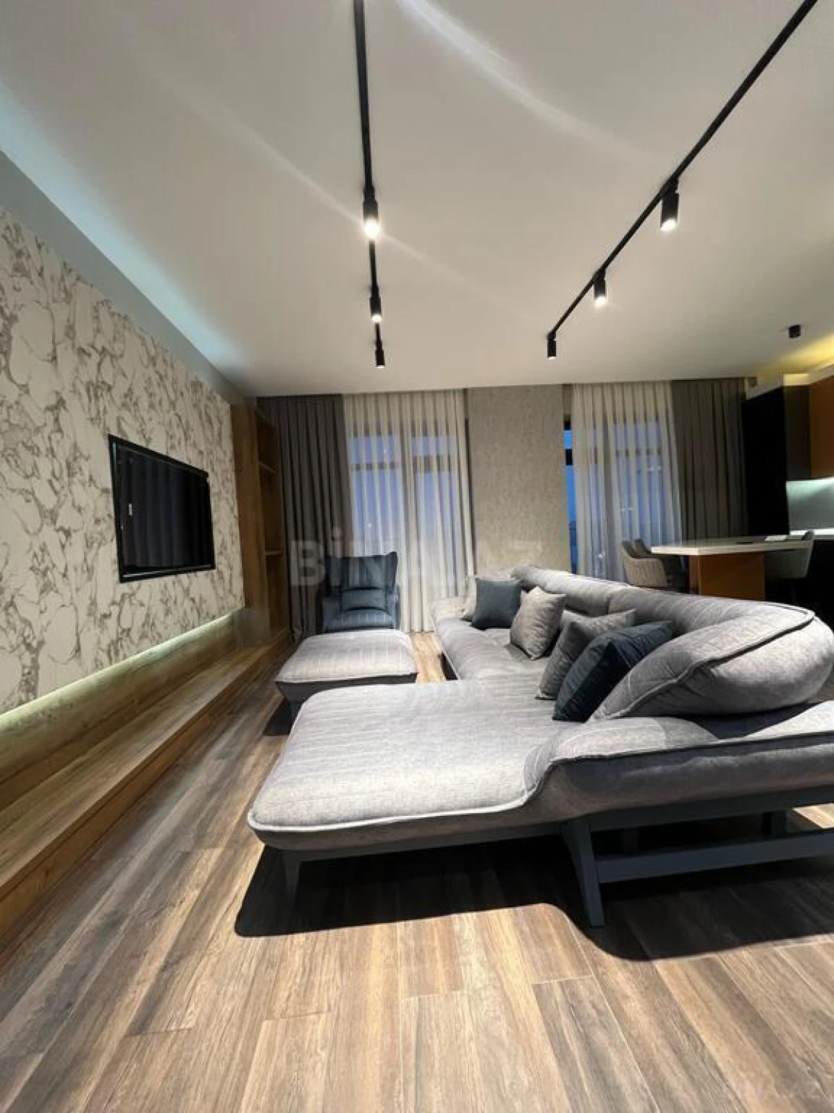 Kirayə verilir 2 otaqlı mənzil 110 m²