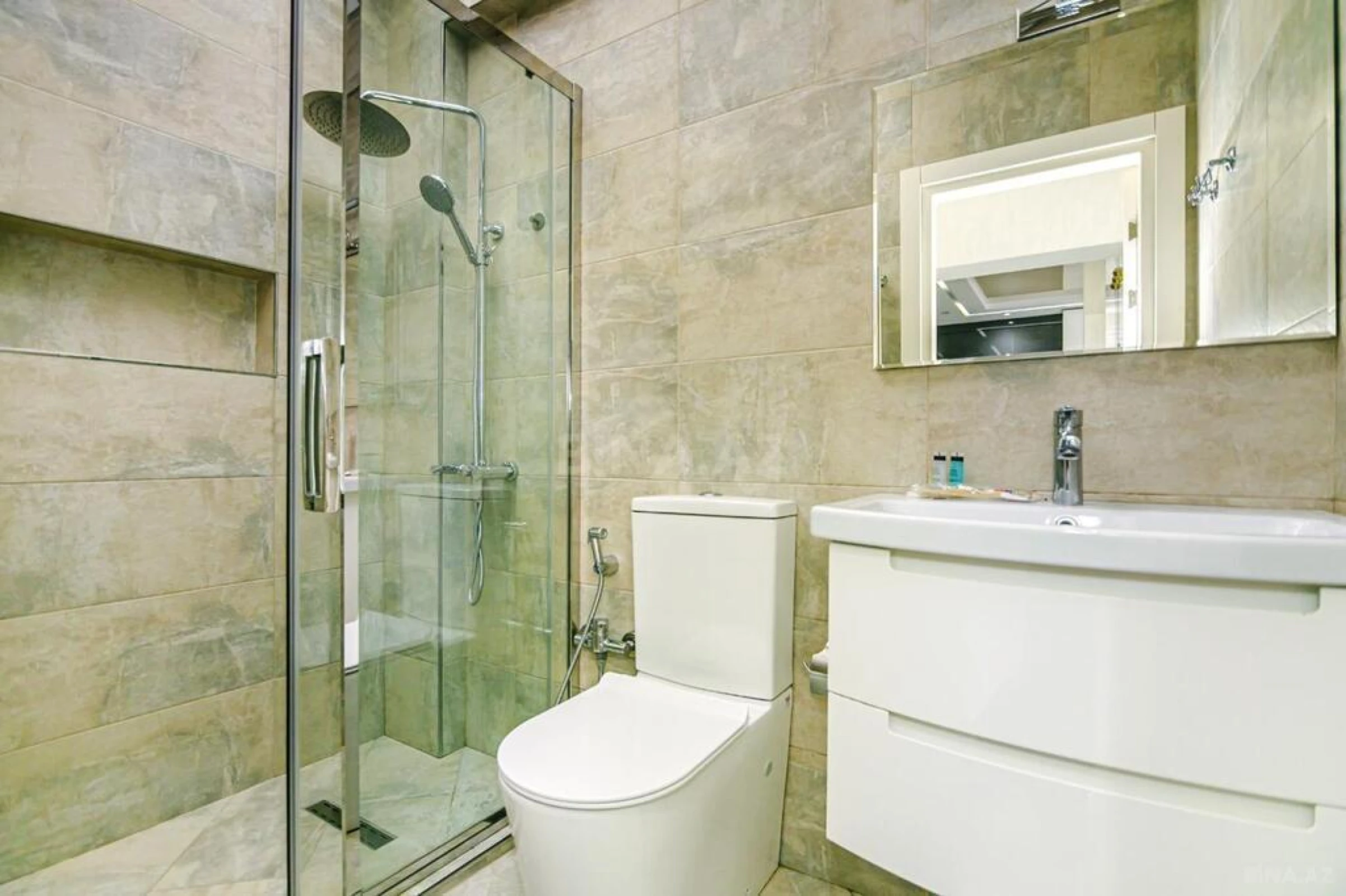 Kirayə verilir 2 otaqlı mənzil 72 m²