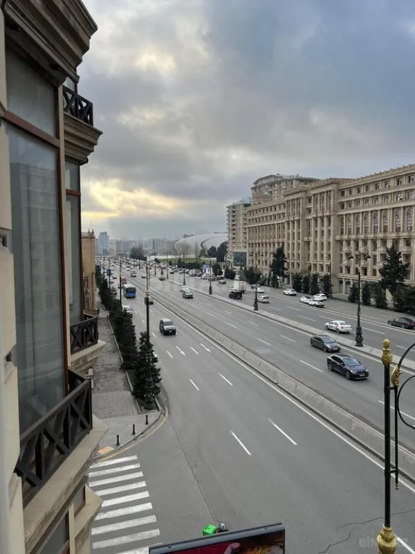 Satılır 6 otaqlı mənzil 280 m²