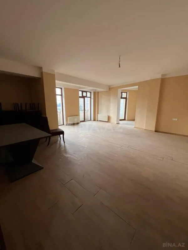 Satılır 6 otaqlı mənzil 280 m²