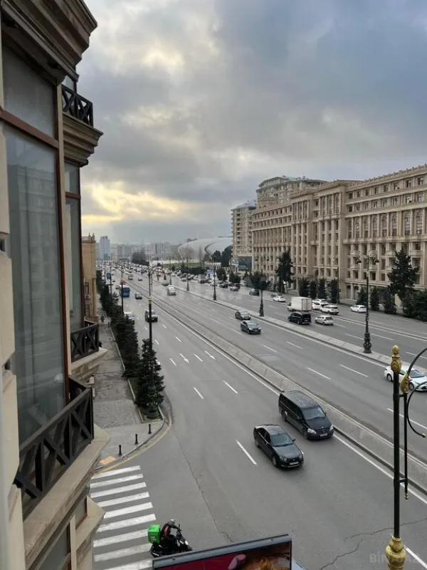 Satılır 6 otaqlı mənzil 280 m²