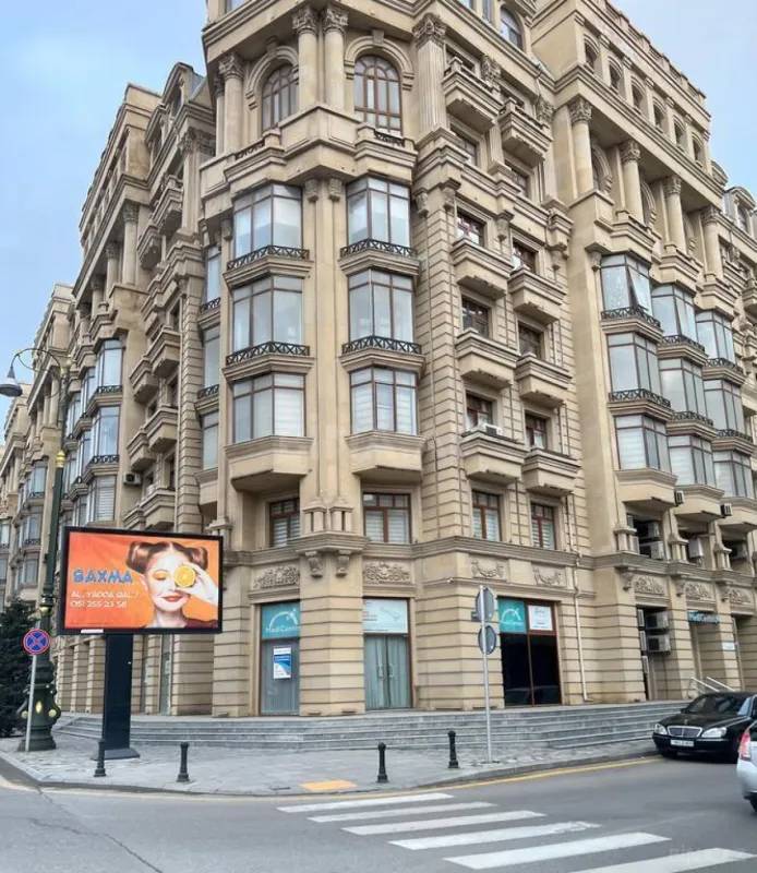 Satılır 6 otaqlı mənzil 280 m²