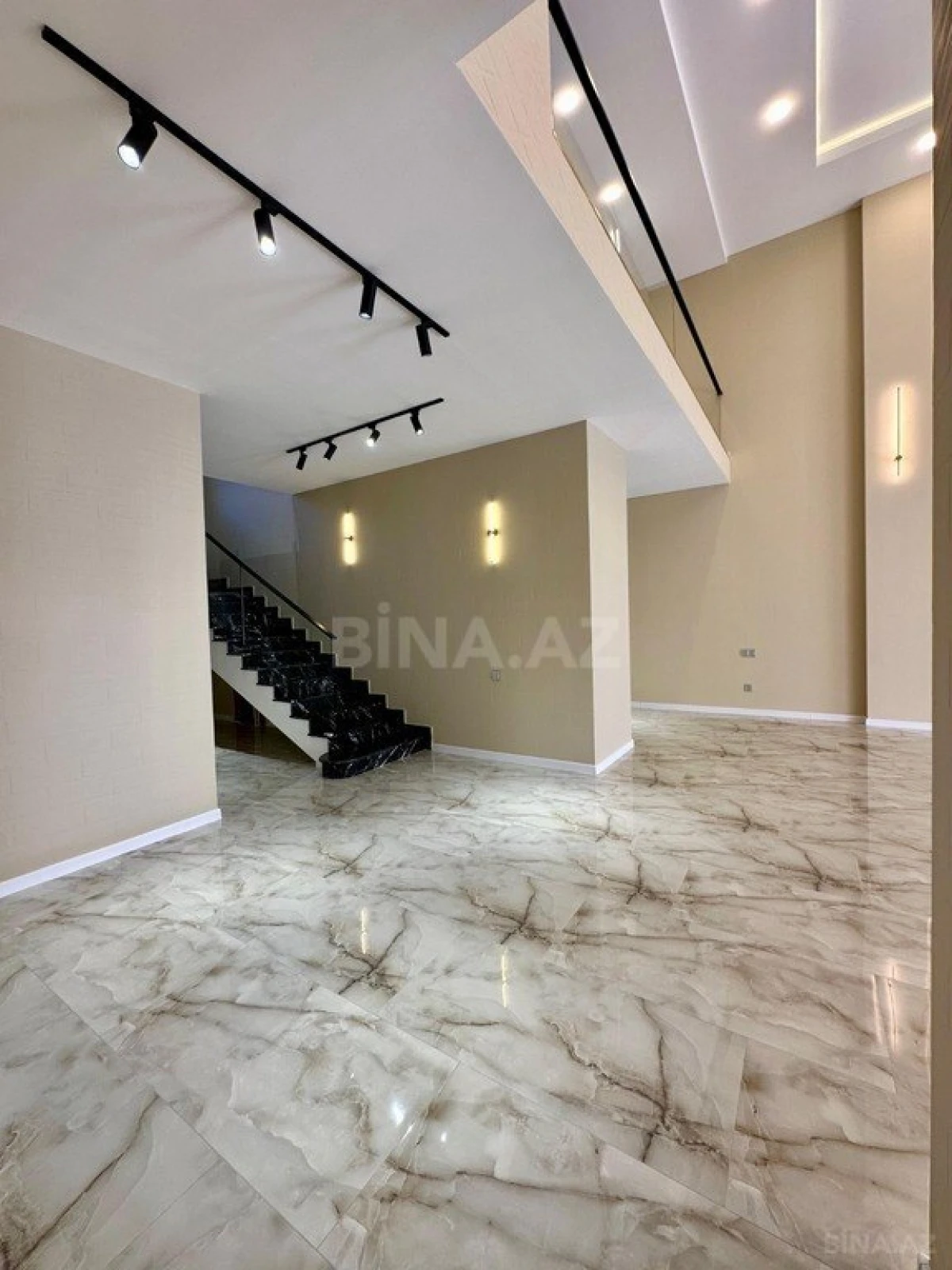 Satılır 5 otaqlı həyət evi 370 m²