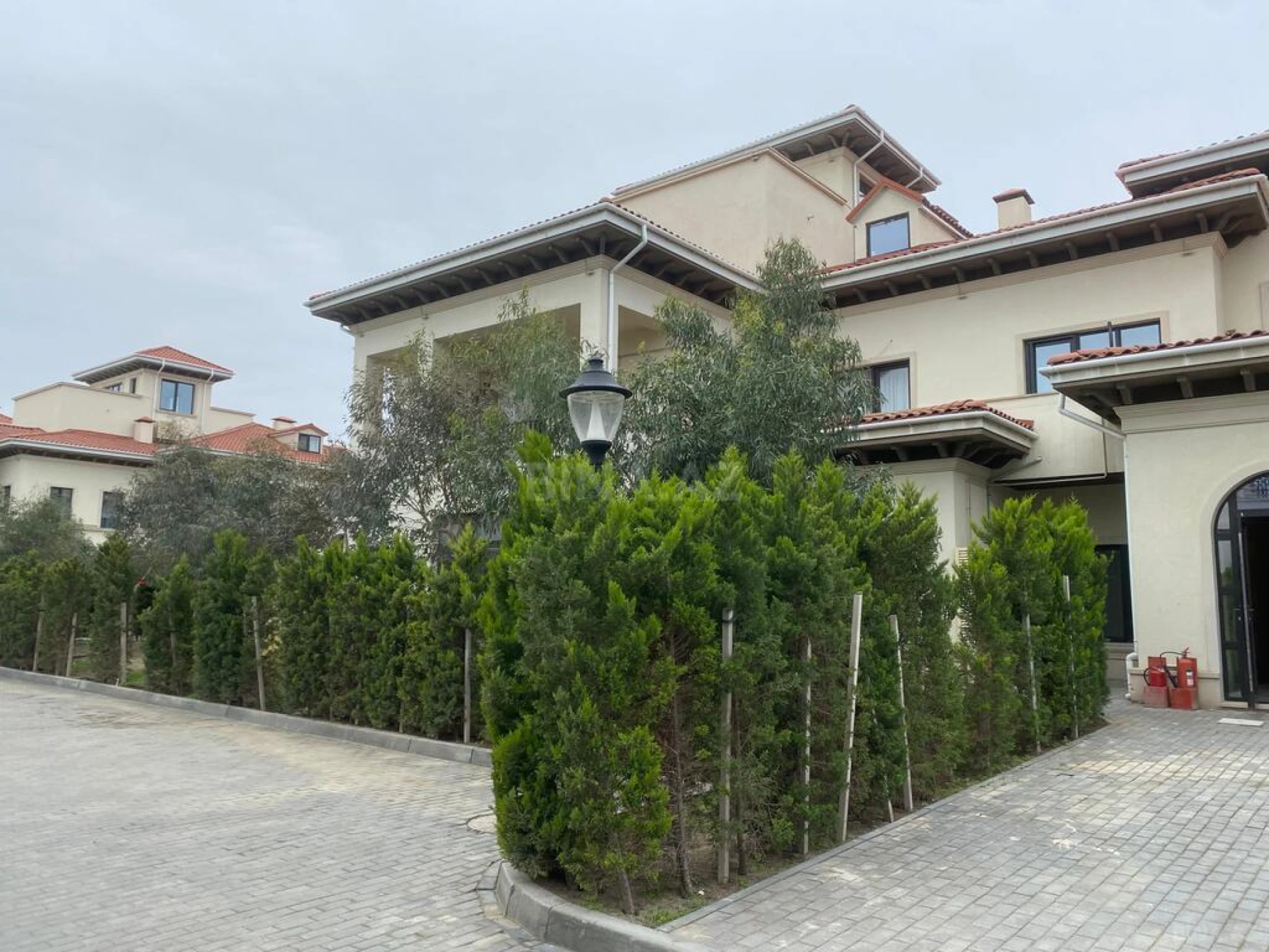 Satılır 3 otaqlı mənzil 167 m²