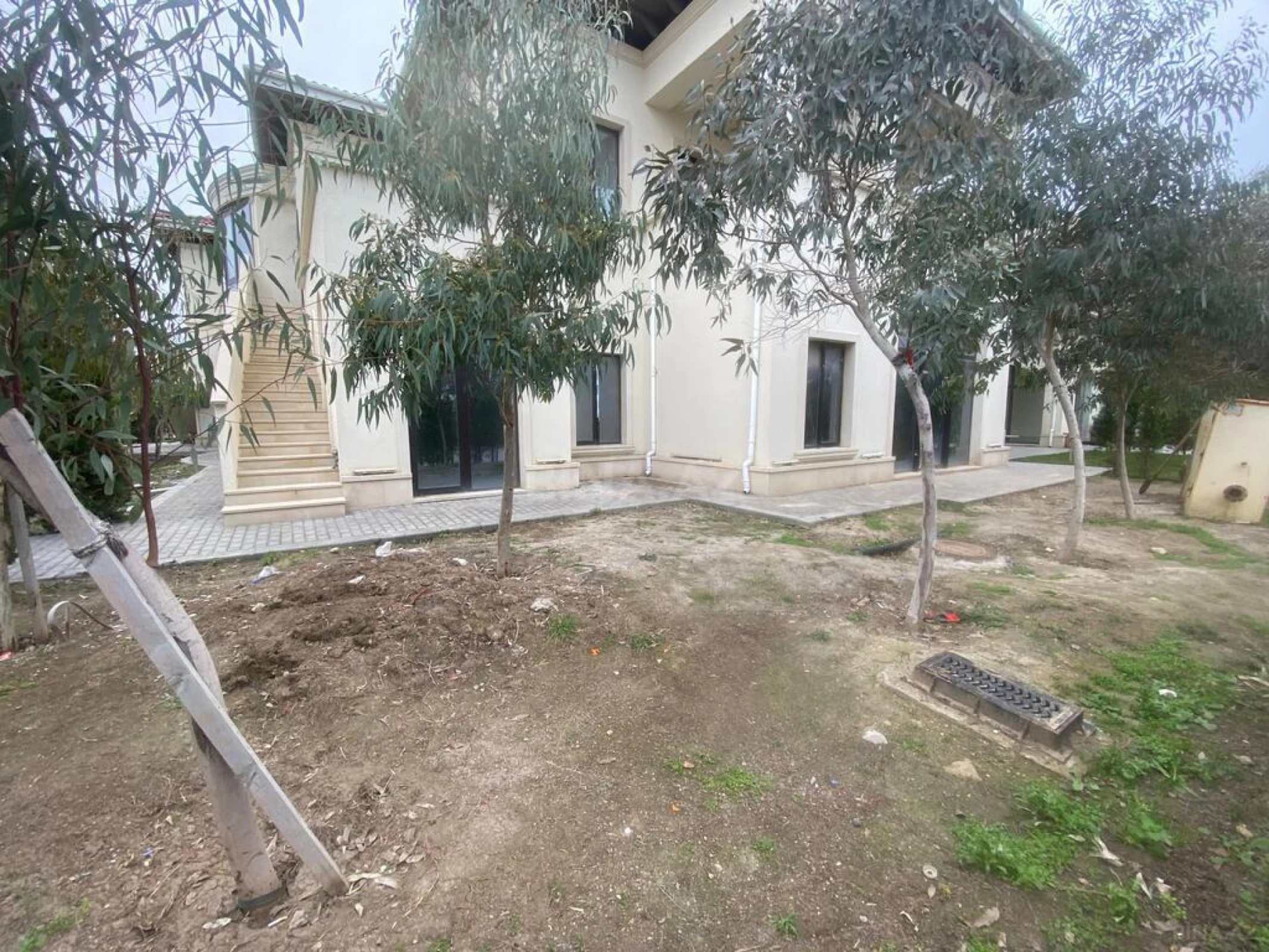 Satılır 3 otaqlı mənzil 167 m²