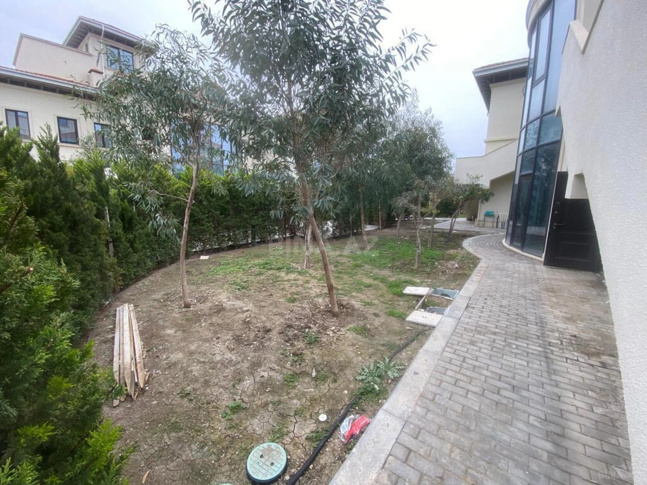 Satılır 3 otaqlı mənzil 167 m²