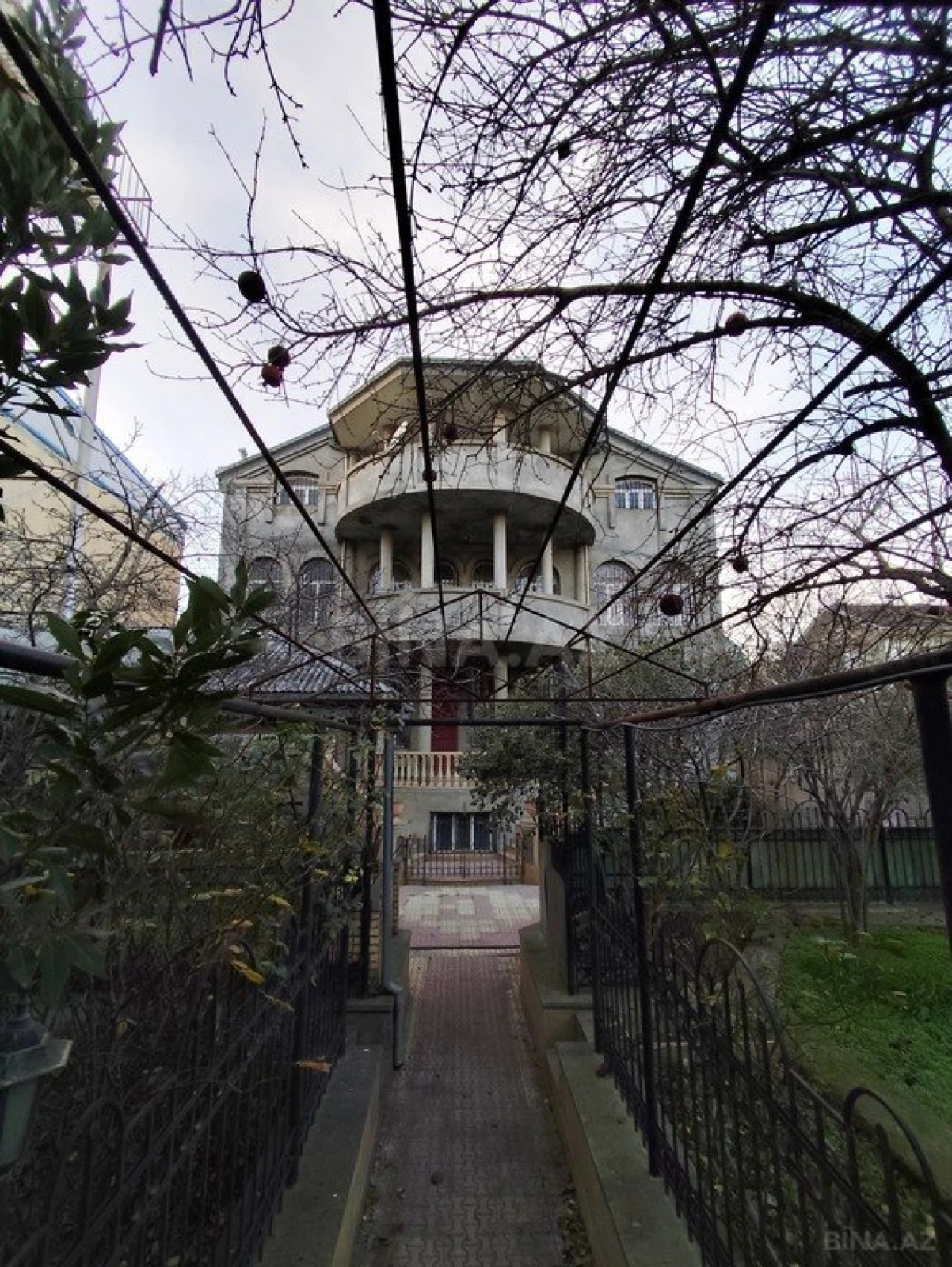 Satılır 8 otaqlı həyət evi 628.1 m²