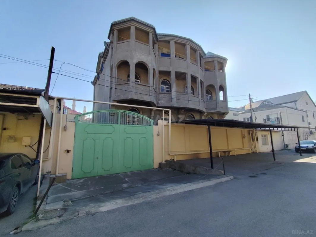 Satılır 8 otaqlı həyət evi 628.1 m²