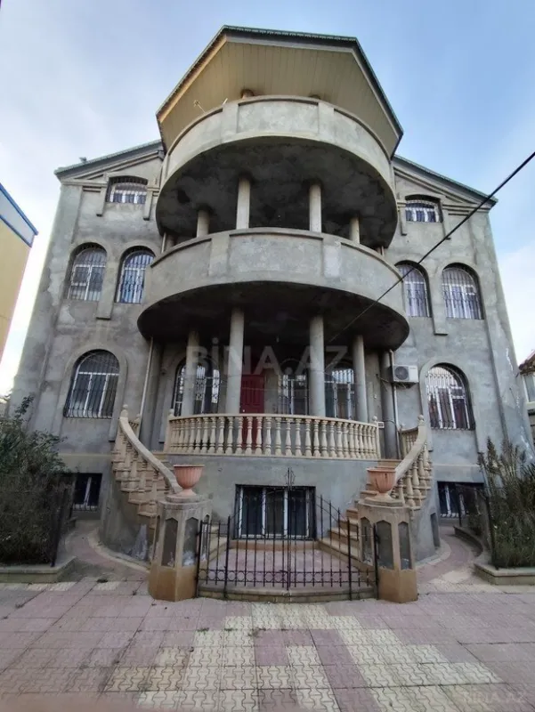 Satılır 8 otaqlı həyət evi 628.1 m²