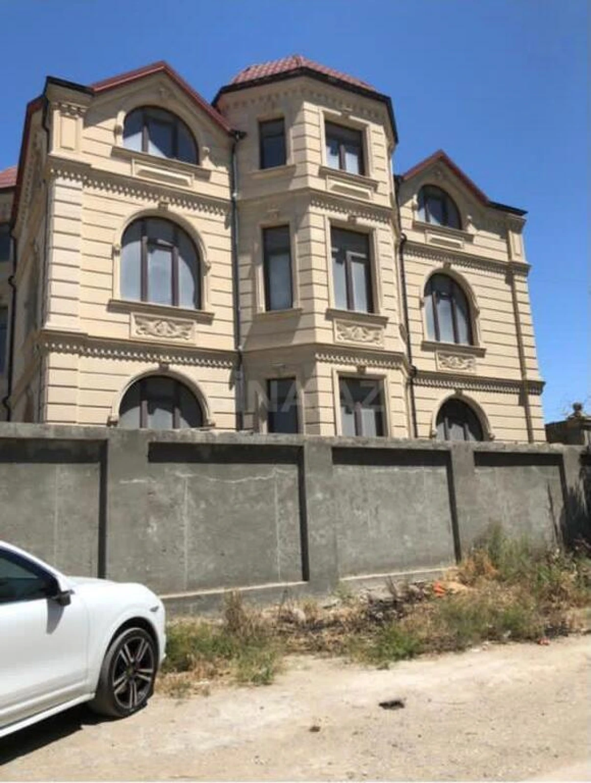 Satılır 14 otaqlı həyət evi 600 m²