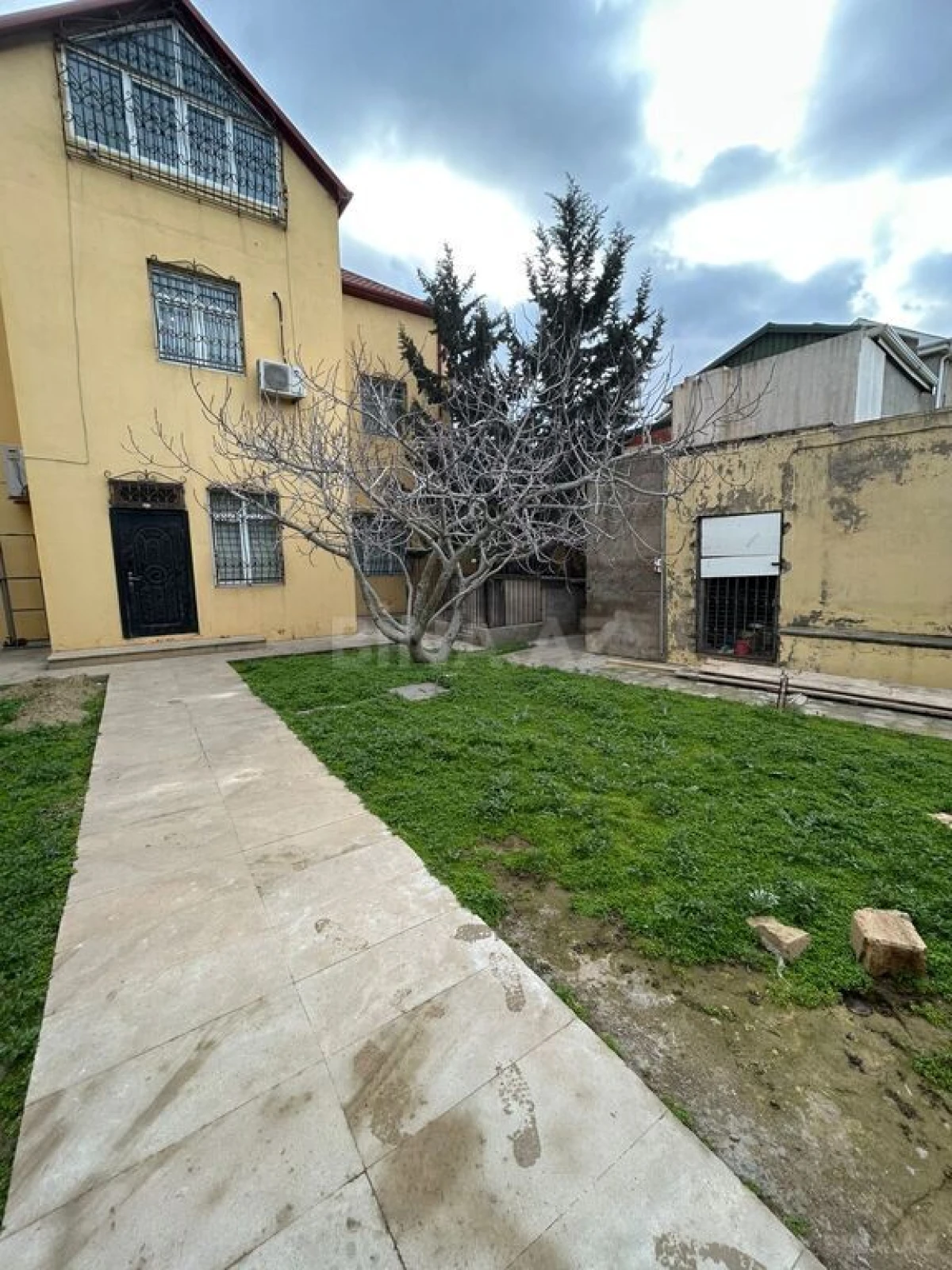 Satılır 7 otaqlı həyət evi 335 m²