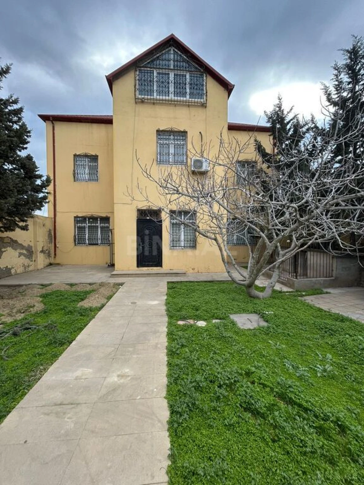 Satılır 7 otaqlı həyət evi 335 m²